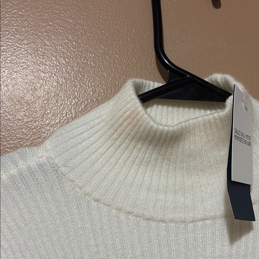 Elegant White Ribbed Knit Dress - Picture 5 of 5